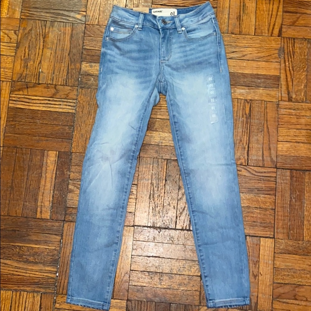 Never worn! Light wash mid rise Garage jeans